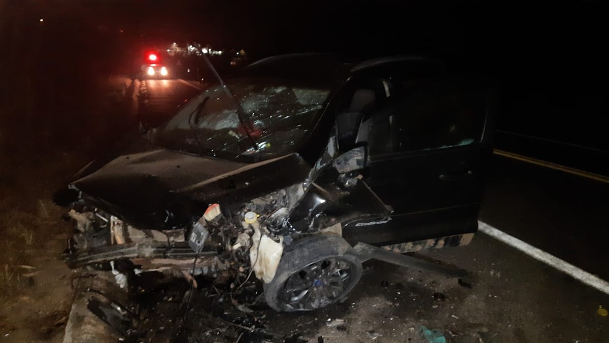 Batida entre dois carros na MGC-259 em Curvelo, deixa um morto e quatro feridos