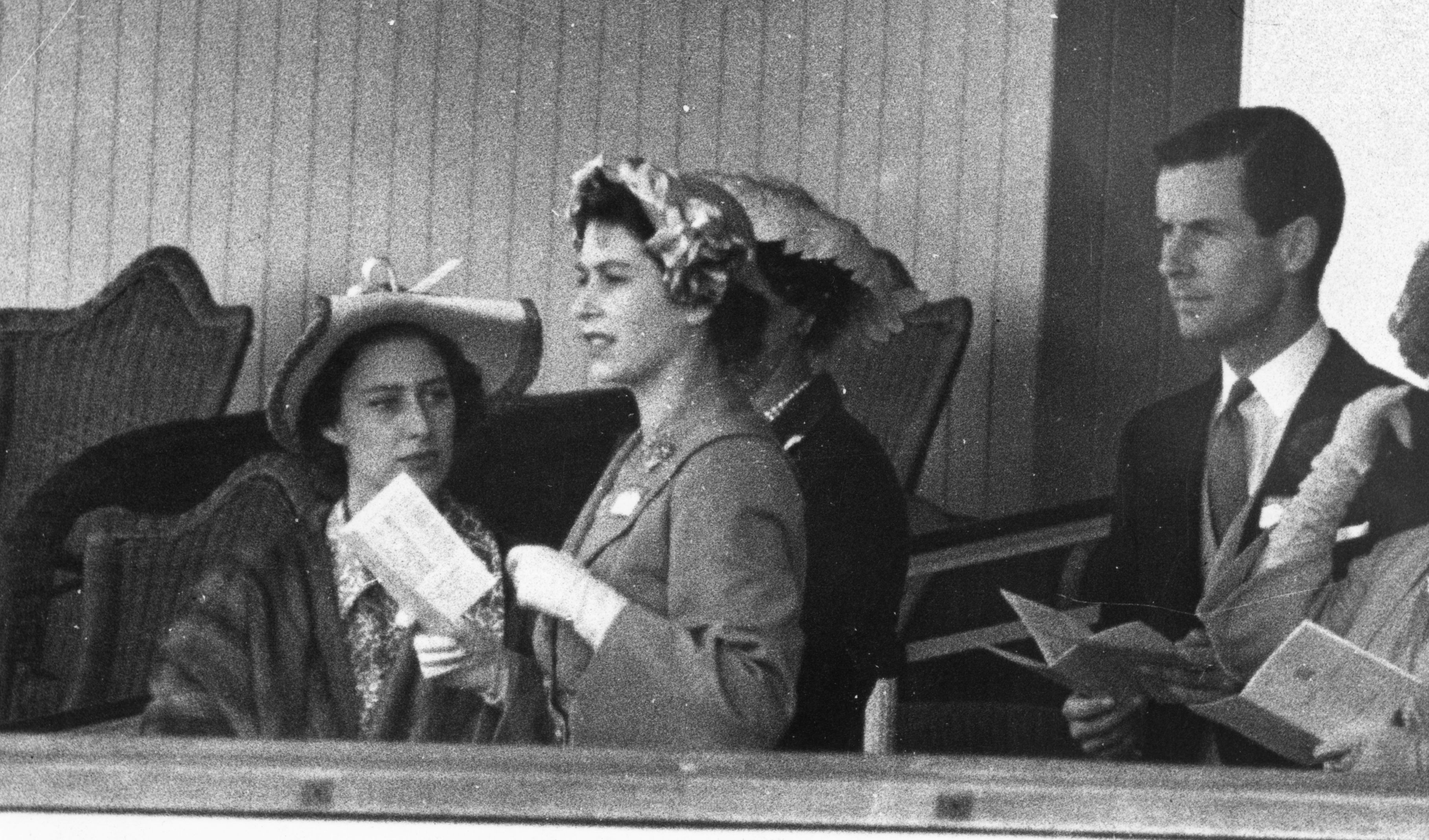 Foto de 1951 com a Rainha Elizabeth II na companhia da irmã, Princesa Margaret, e de Peter Townsend (Foto: Getty Images)