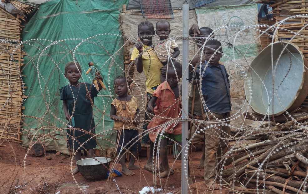 Família deslocada é vista em campo de proteção das Nações Unidas em Wau, no Sudão do Sul (Foto: AP Photo, File)