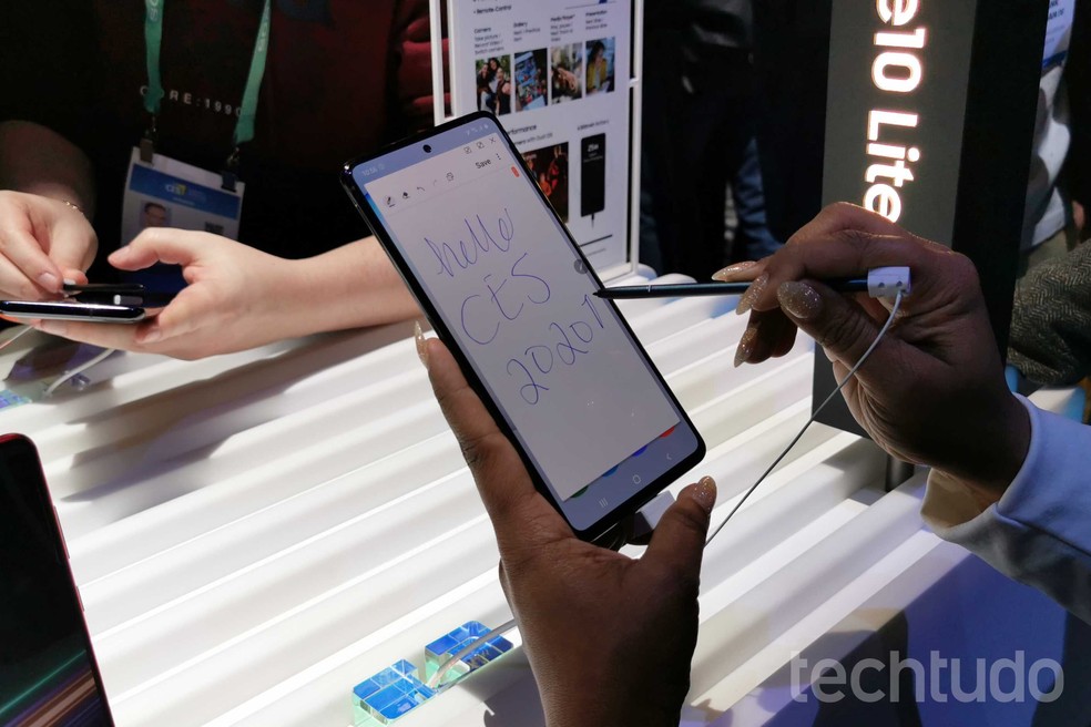 Galaxy Note 10 Lite vem com mesma S Pen dos demais modelos, mas sem controle por gestos — Foto: Aline Batista/TechTudo