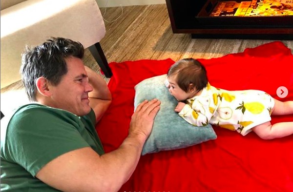 O ator Josh Brolin com a filha caçula (Foto: Instagram)
