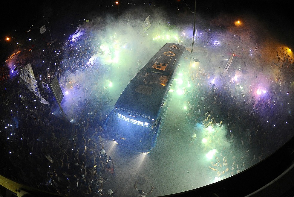 Torcida do Cruzeiro fez a festa na chegada do time ao estádio e empurrou os 90 minutos — Foto: Marcos Ribolli