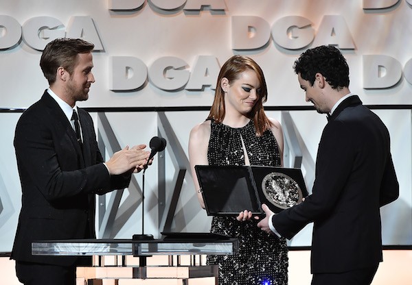 Ryan Gosling e Emma Stone entregar o prêmio do Sindicato dos Diretores a Damien Chazelle (Foto: Getty Images)