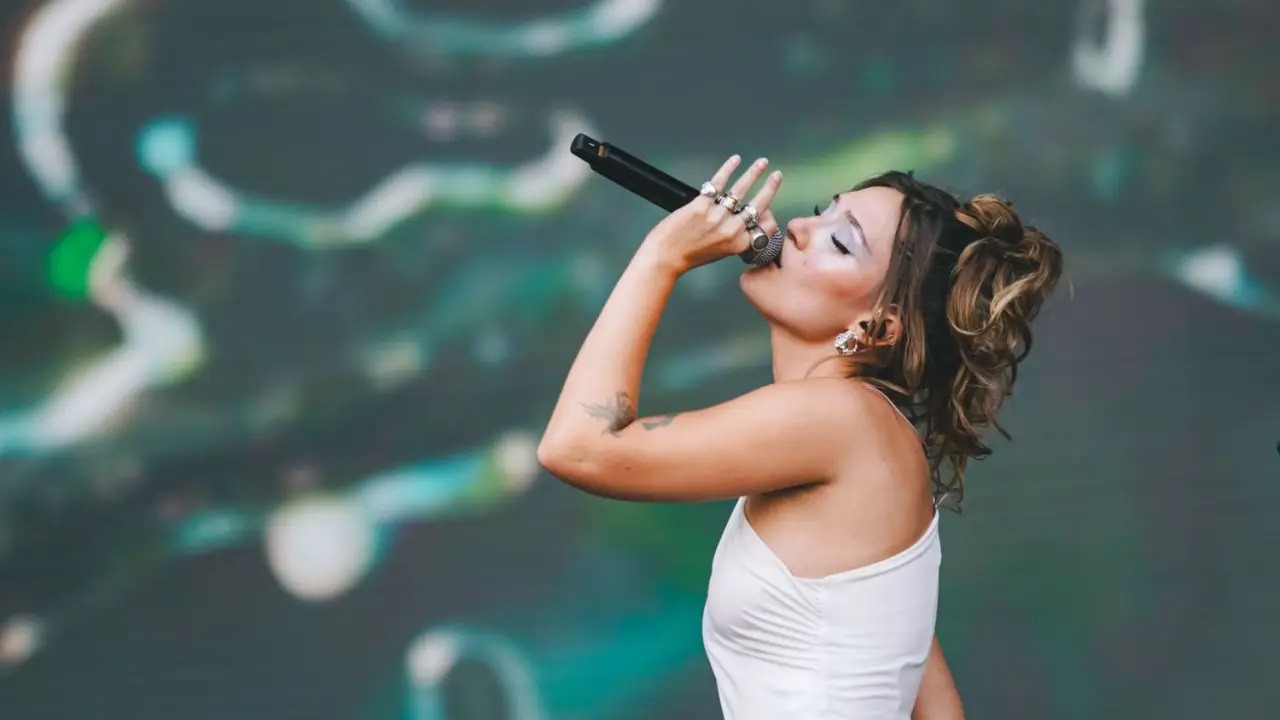 Quem é Gab Ferreira: a cantora que cantou para 40 pessoas no Lolla e ganhou 100 mil seguidores