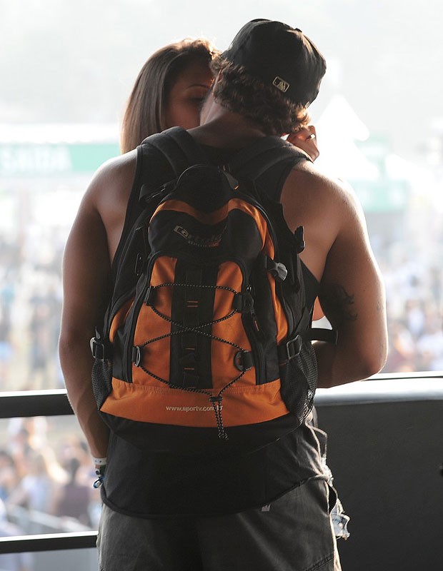 Caio Castro ao beijos com garota (Foto: Ag News)