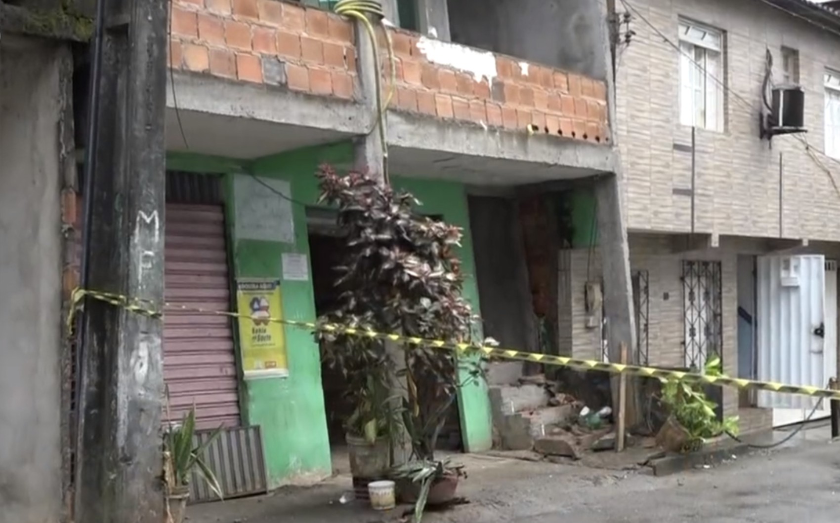 Garota de dois anos é arremessada do 1º andar após estrutura de prédio desabar em Salvador