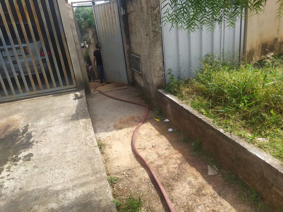 Militares usaram mangueira para uma ligação direta no local do acidente — Foto: Corpo de Bombeiros/Divulgação