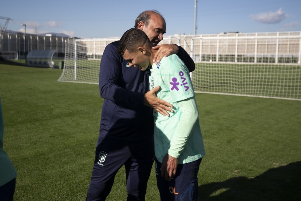 Ricardo Gomes cumprimenta Thiago Silva no último dia de treino da seleção em Turim — Foto: Lucas Figueiredo / CBF