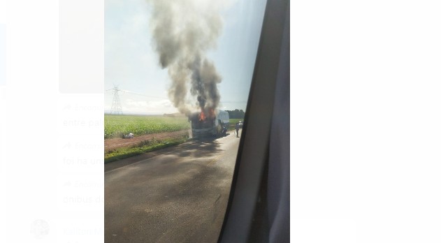 Vídeo mostra momento em que ônibus pega fogo na TO-080 em Palmas