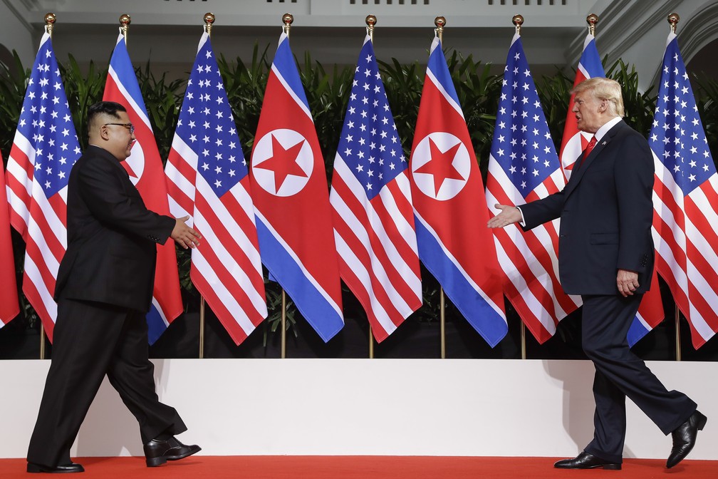Foto de junho de 2018 mostra reunião entre Trump e Kim em Singapura — Foto: Evan Vucci/AP
