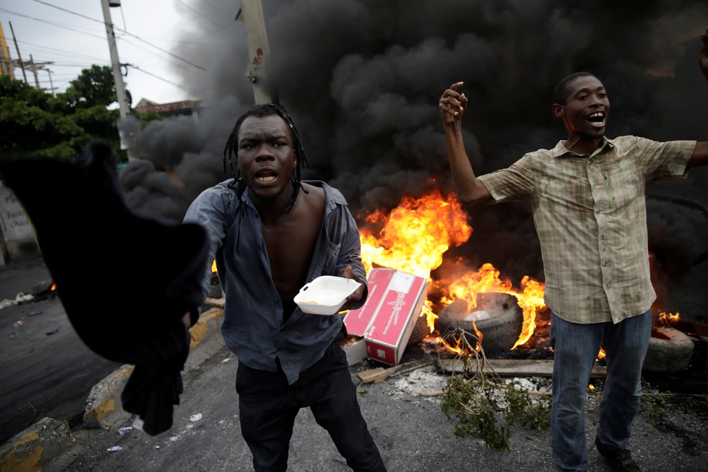 Manifestantes queimam pneus em protesto contra o governo do Haiti em Porto Príncipe — Foto: Andres Martinez Casares/Reuters