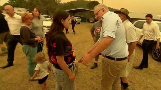 Por que vítimas de incêndios estão iradas com premiê da Austrália: 'Não quero apertar sua mão' thumbnail