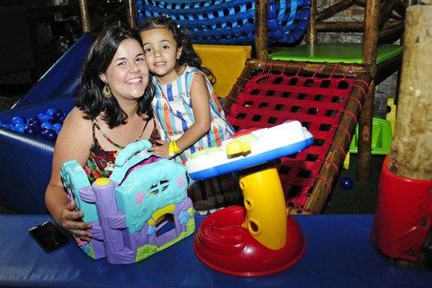 Fernanda Borges brinca com a filha Carolina, 4 anos.  (Foto: Sylvia Gosztonyi/Ed. Globo)