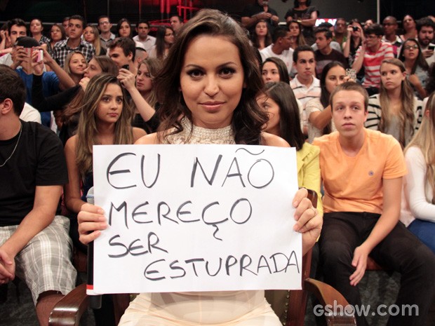 Nana Queiroz leva o seu cartaz para gravação do Altas Horas (Foto: TV Globo/Altas Horas)