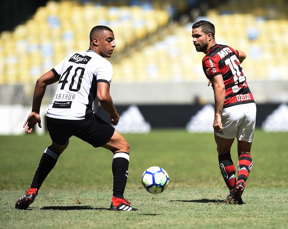 Diego resume sentimento rubro-negro após vexame:  Clima dos piores possíveis. Hoje é dia de sentir e sofrer essa derrota 