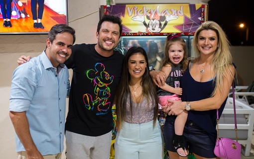 Simone com o marido, Kaká Mendes, Mirella Santos com marido, Ceará, e a filha, Valentina Muniz