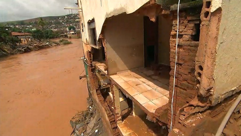 Casa em Rio Casca, na Zona da Mata de Minas Gerais, teve paredes levadas pela enxurrada (Foto: Reprodução/TV Globo)