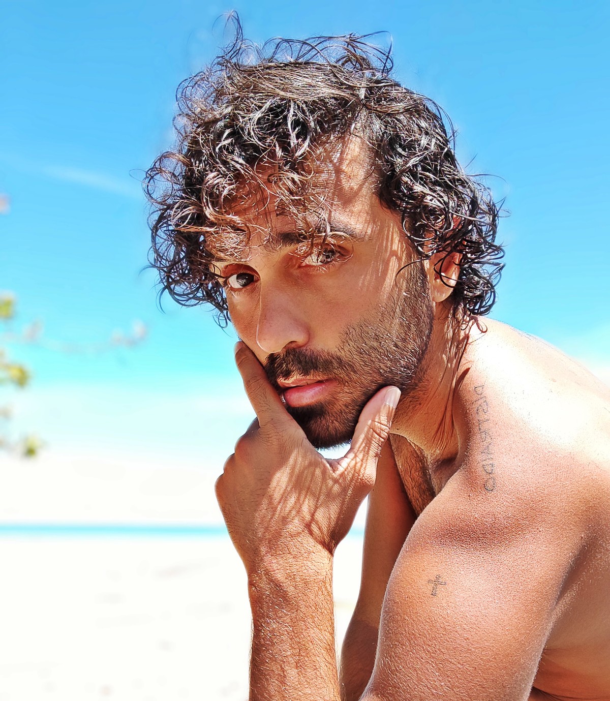 Rico Ayade encara ‘O leãozinho’ com olhar gay em EP em que canta Caetano Veloso | Blog do Mauro Ferreira