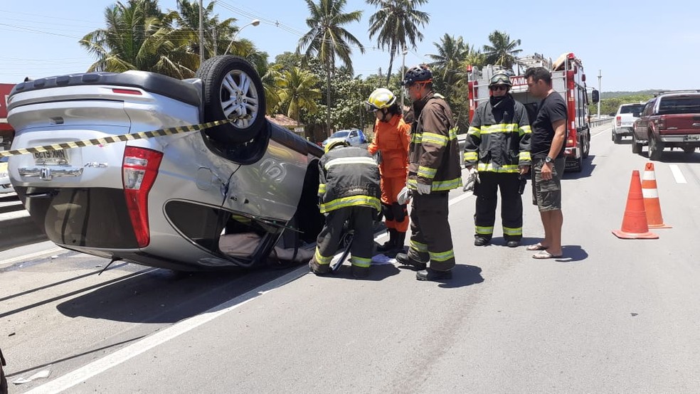 Carro capotou após atroplear mulher os Bombeiros fizeram o resgate dos feridos — Foto: Heliana Gonçalves/TV Gazeta