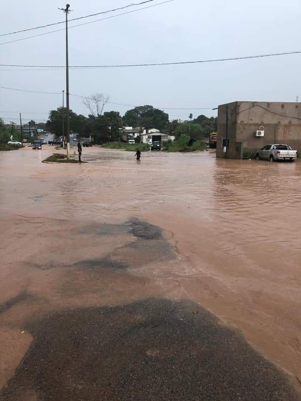 Avenida virou rio durante chuva forte — Foto: Lino Hoeppera/ Arquivo pessoal