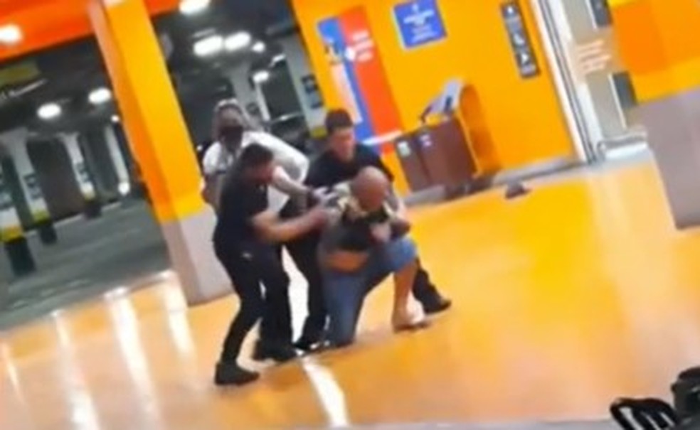 Imagem de vídeo que circula em redes sociais do momento em que homem negro foi espancado até a morte em unidade do Carrefour em Porto Alegre  Foto: Reprodução