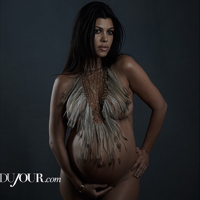 A irmã Kardashian acaba de posar nua e grávida para o DuJour. “É um sentimento incrível, a transformação pela qual passa o corpo”, contou. (Foto: Divulgação)