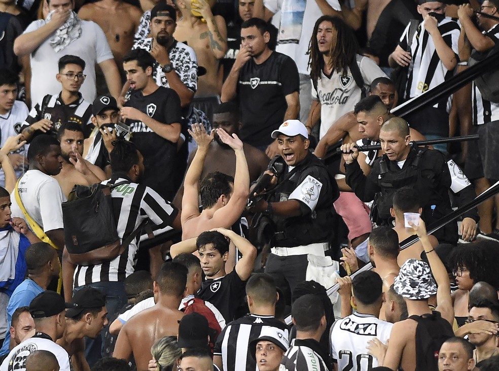 Policial ameaça torcedor na arquibancada: foram oito detidos e 70 flamenguistas retirados do setor alvinegro — Foto: André Durão/GloboEsporte.com