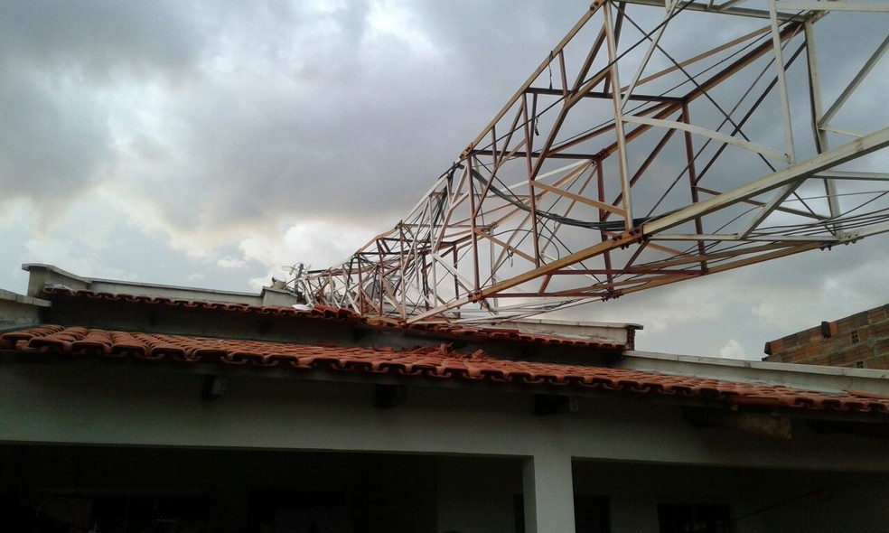Temporal Derruba Torre De Internet De 26 Metros Em Cima De Casa Tocantins G1