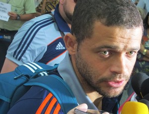 edinho Desembarque Fluminense (Foto: Globoesporte.com)