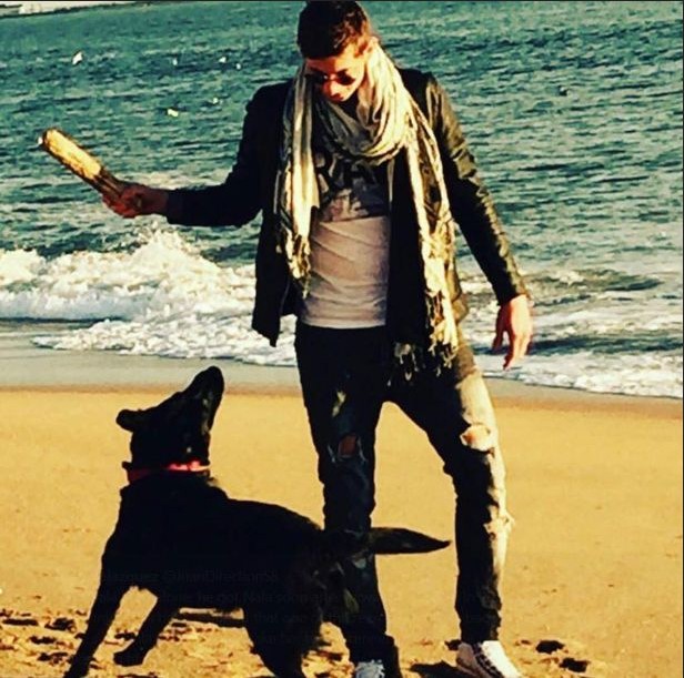 O jogador de futebol argentino Emiliano Sala brincando com a cachorra Nala em foto compartilhada por ele nas redes sociais (Foto: Instagram)