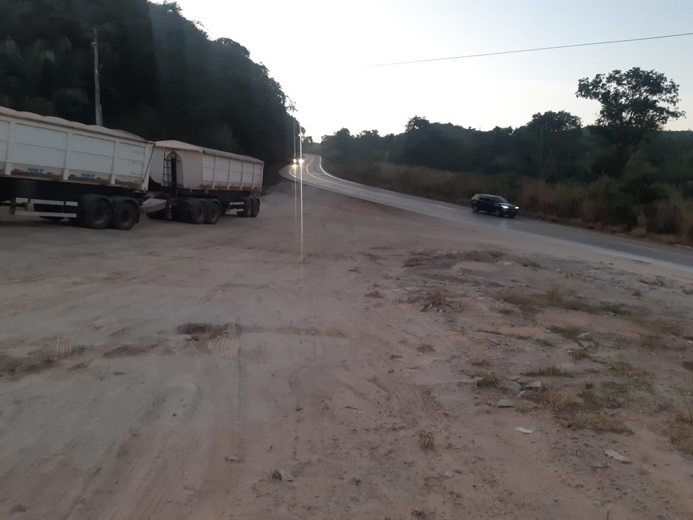 Motorista perdeu o controle na curva — Foto: Divulgação