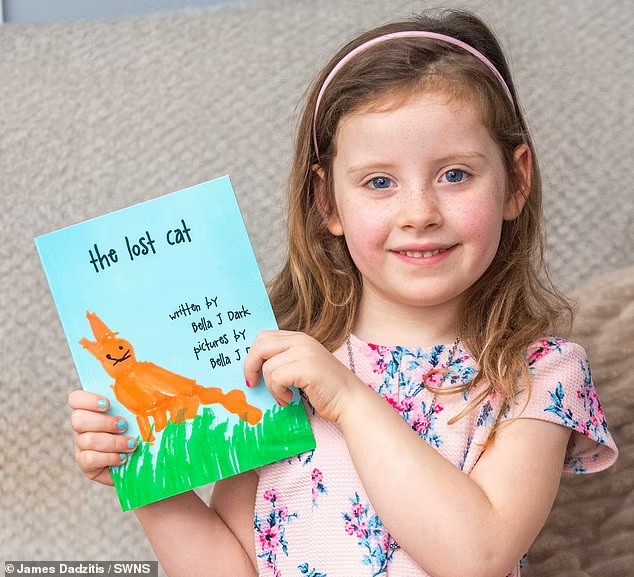 Menina, de 5 anos, publicou um livro sobre a jornada de um gatinho (Foto: Reprodução Daily Mail/James Dadzitis/SWNS)