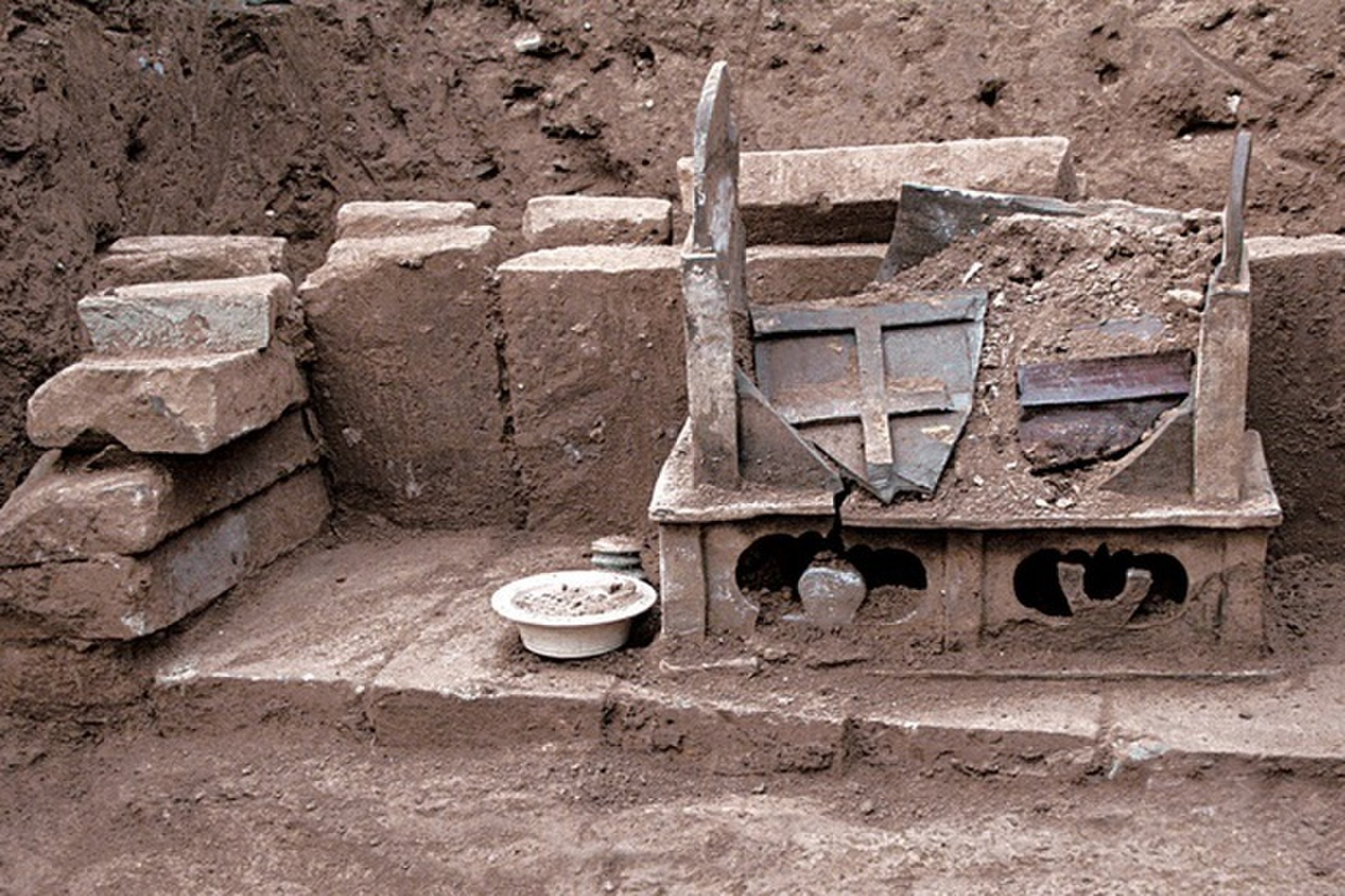 Urna onde foram encontrados os ossos que podem ter sido de Buda (Foto: Chinese Cultural Relics)