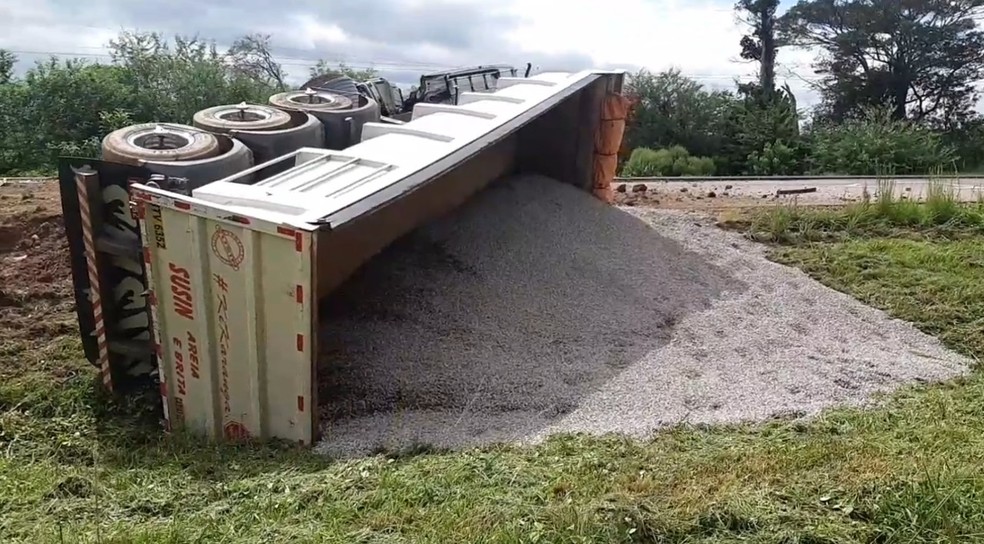 Motorista da carreta não se feriu — Foto: Divulgação / PRF 