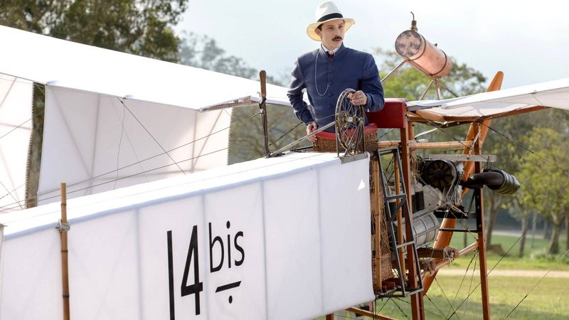 Réplica do avião 14-bis foi reconstruída para a minissérie 'Santos Dumont', da HBO (Foto: Reprodução/HBO)