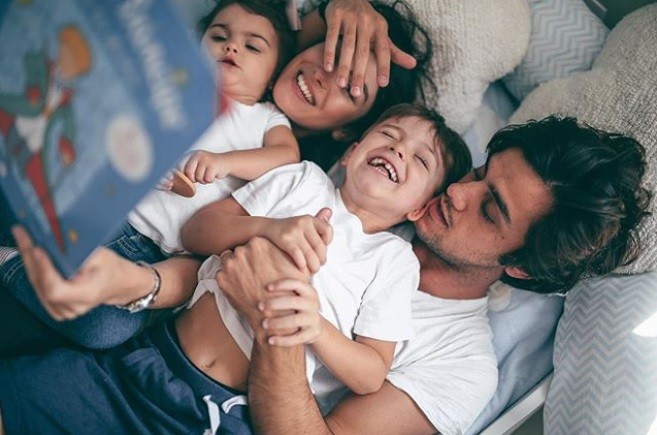 Felipe Simas com a mulher e os filhos (Foto: Reprodução / Instagram)