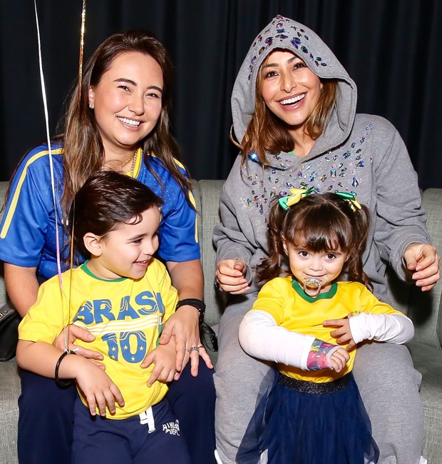 Karina e Sabrina Sato com os pequenos Felipe e Manuela (Foto: Manuela Scarpa/Brazil News)