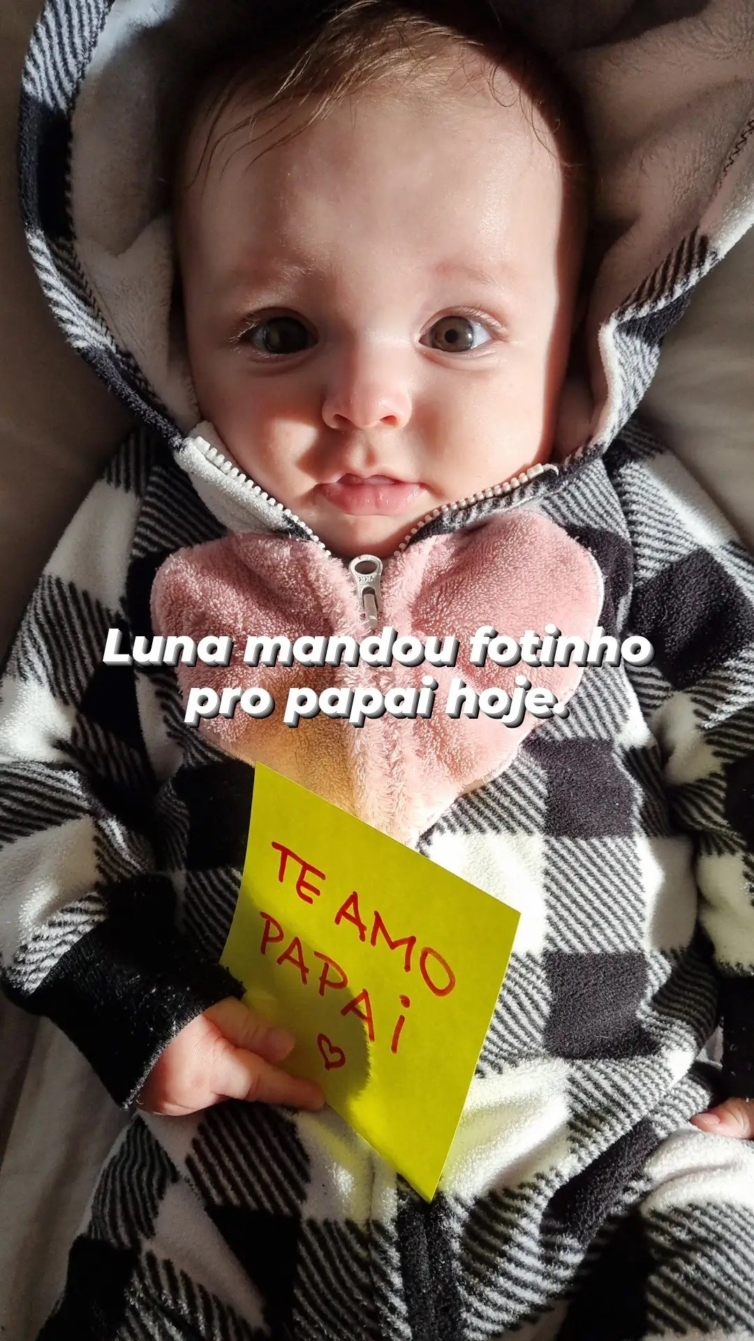 Luna, filha de Chico Garcia e Mila Alves, segura bilhetre com mensagem pro pai, internado com Covid (Foto: Reprodução/Instagram)