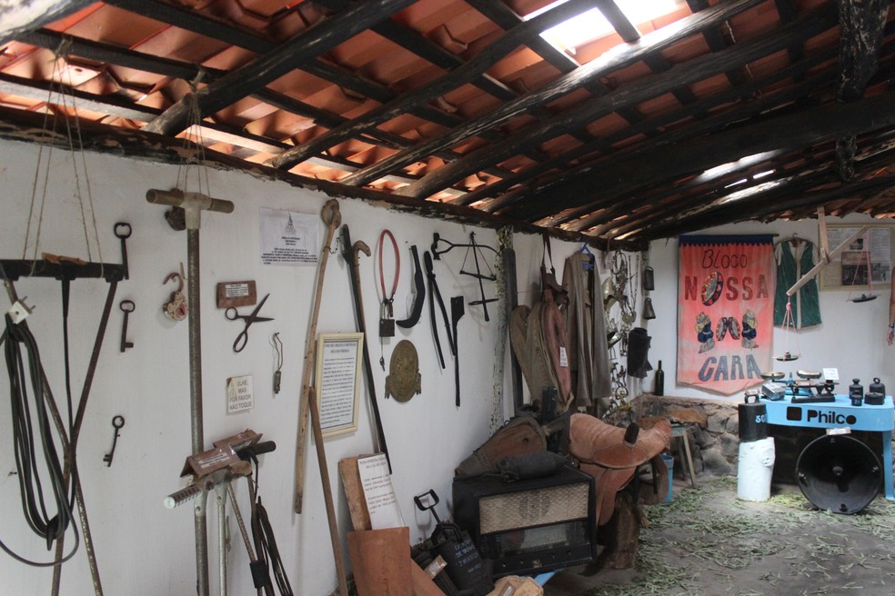 Peças de couro, máquinas de escrever e móveis estão entre o acervo — Foto: Pedro Santiago/G1