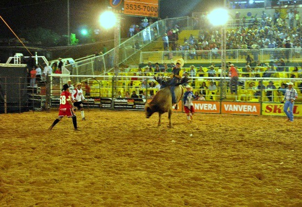 Mulher que trabalha em rodeio já montou em touros :: Notícias de MT