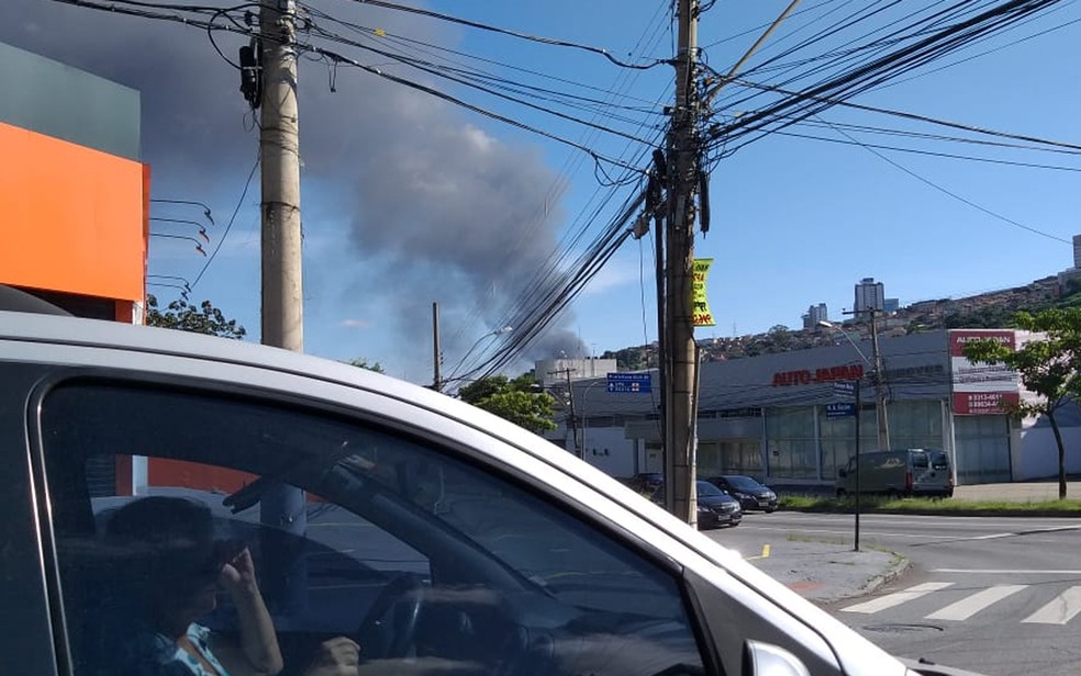 Fumaça era vista do bairro Estoril — Foto: Alex Araújo/G1
