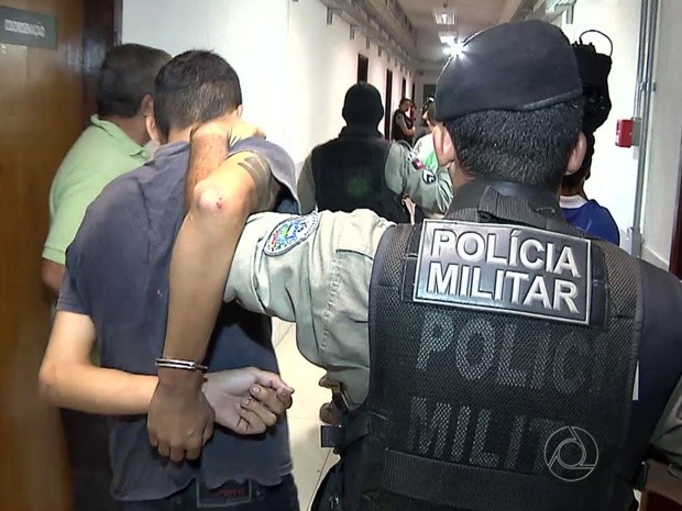 Três suspeitos do assalto foram presos e dois taxistas foram detidos suspeitos de ajudar os assaltantes (Foto: Reprodução/TV Cabo Branco)