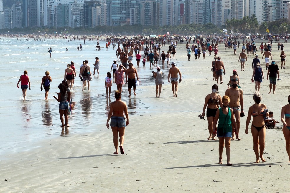 Praias de Santos, SP, registraram movimento intenso em primeiro dia de feriado prolongado — Foto: Alexander Ferraz/Jornal A Tribuna
