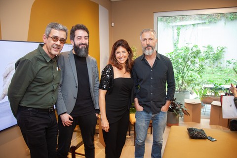 Waldick Jatobá, Guilherme Amoroso, Taissa Buescu, diretora de redação da Casa Vogue, e Humberto Campana