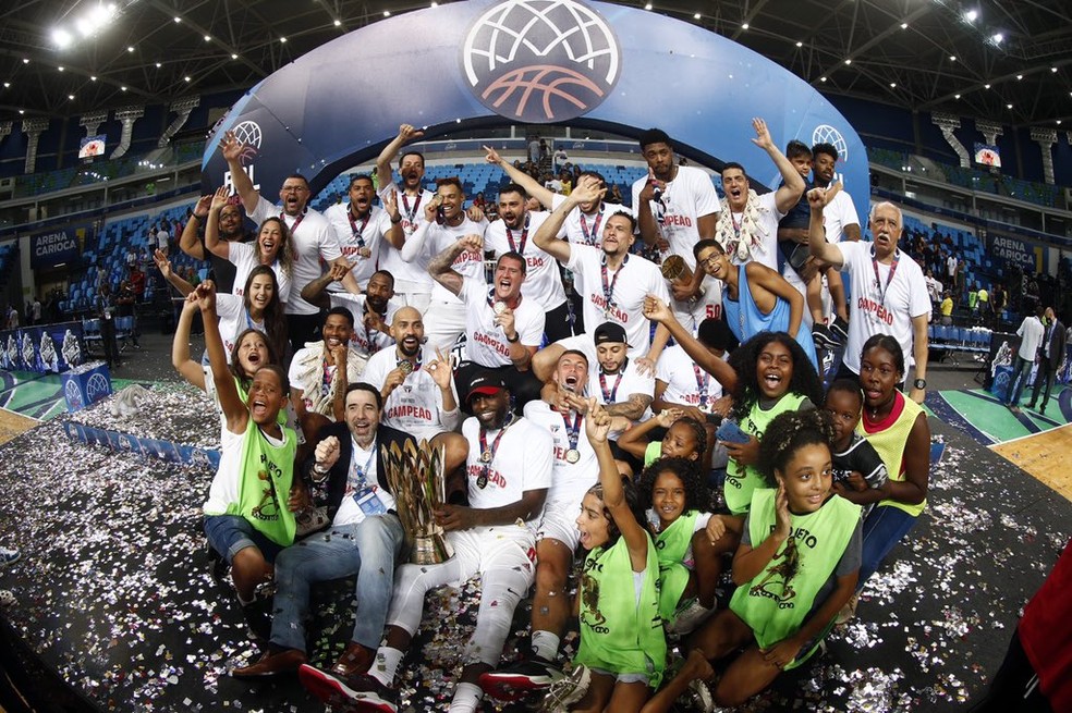 São Paulo comemora o título da Champions League Américas — Foto: Reprodução/SPFCBasquetebol