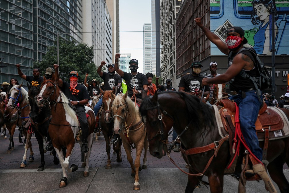  2 de junho - Manifestantes a cavalo protestam contra a morte de George Floyd no centro de Houston, Texas, nos EUA — Foto: Adrees Latif/Reuters 