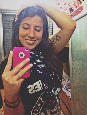 Jennyfer Parinos mostrando uma das tatuagens: a da sua banda favorita, Queen (Foto: Reprodução/Instagram)