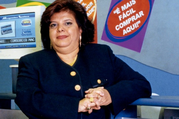 Isso a Lu não mostra: Luiza Helena Trajano, presidente do conselho de administração do Magalu, em uma loja no começo dos anos 2000.  (Foto: Acervo Magalu)