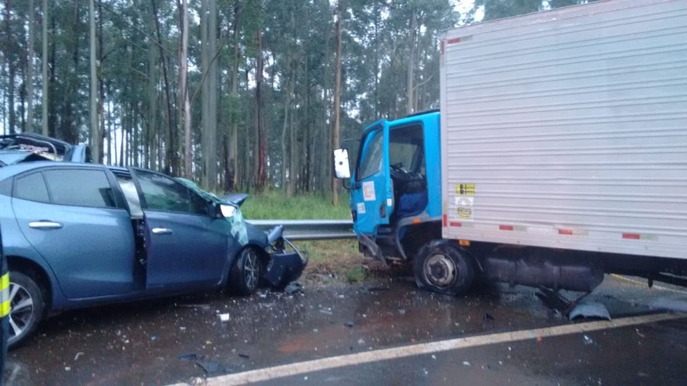 Carro e caminhão bateram de frente em rodovia de Guareí (SP) — Foto: Antônio Ferreira/TV TEM