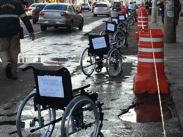 Cadeiras de rodas ocupam vagas de estacionamento em protesto em Campo Grande (Foto: Alexandre Cabral/TV Morena)